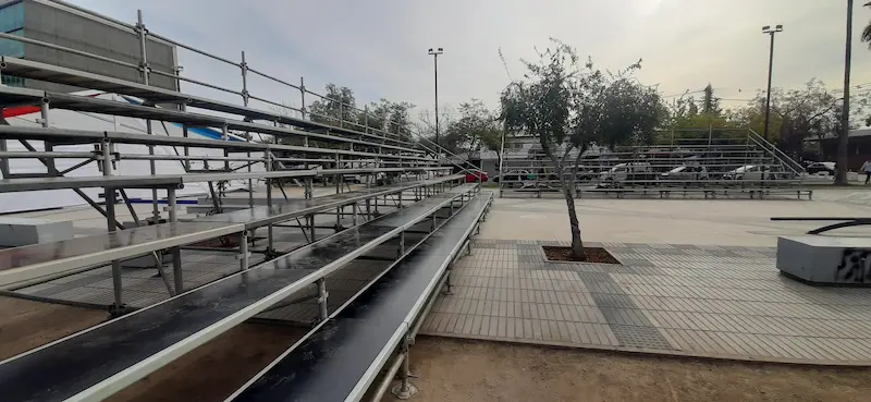 Gradería modular de acero galvanizado instalada en evento